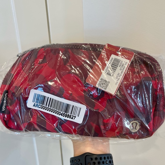 NWT Everywhere Belt Bag Limited Edition Chinese New Year Red Rabbit Print Camo - Picture 6 of 16